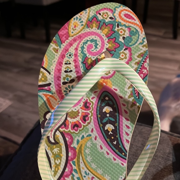 Vera Brady Woman’s Flip Flops. Size 10 - Picture 2 of 7